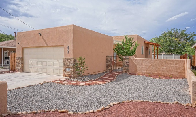 West Old Town House | Walk2Old Town, 2bd/1ba, Large Yard, Pet Friendly!