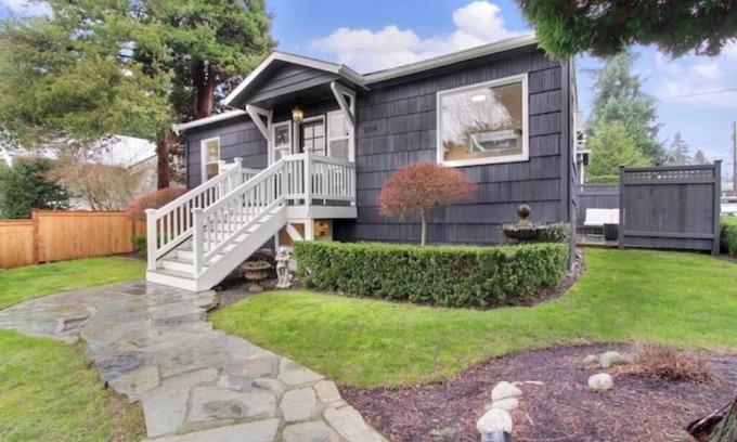 Phinney Ridge House | Walkable 2BR/2BA Modern Charmer w/BBQ near Park