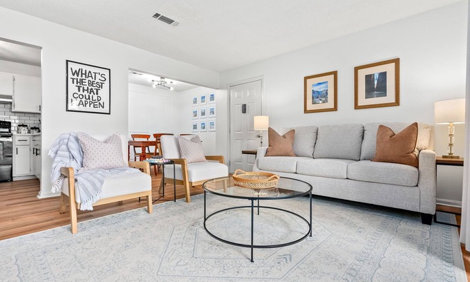 Pickwood Condo | Walkable 3bed with a pool! .9 from AU.