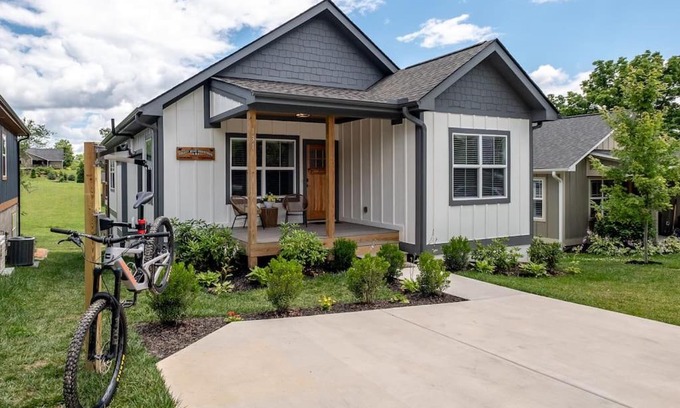 Brevard House | Walkable Downtown 5BR - Hot Tub and Resort Access