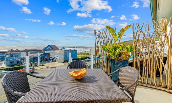 Cayucos House | Walkable ocean-view townhome with furnished balcony & firepit - dog-friendly