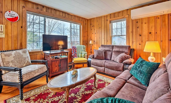 Poultney Cottage | Walkable Waterfront Cottage w/ Deck, Fire Pit