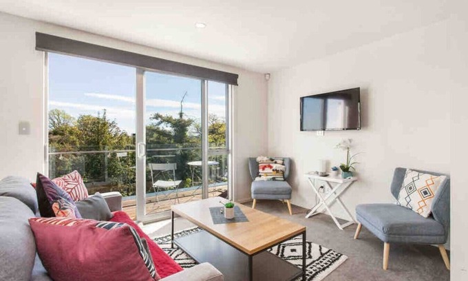 Christchurch City Centre House | Walking Distance CBD 2 Bdrms Secure Park