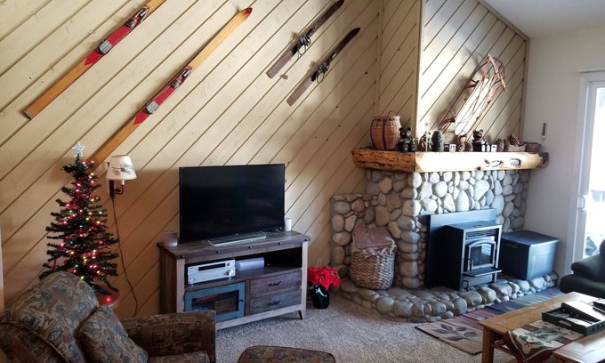 Mammoth Lakes Condo | Walking Distance to Village & Gondola on Shuttle Route-1bd + loft