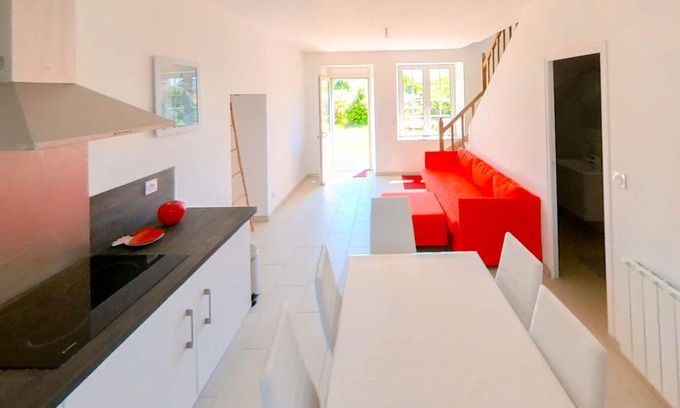 Plouharnel House | Walking distance to Sainte Barbe beach. 3 bright bedrooms, 2 bathrooms, enclosed garden.