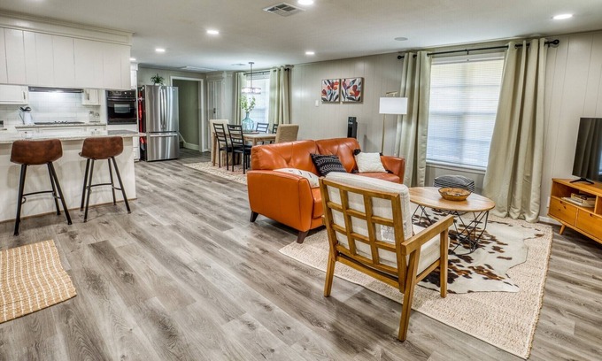 Brenham House | Walking distance to historic downtown Brenham!