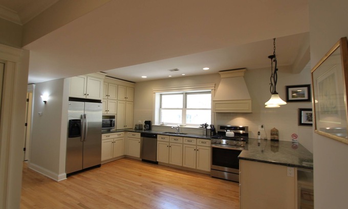 Rogers Park Condo | Walking distance to Lake Michigan, shops and restaurants.