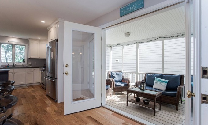 York Beach House | Walking distance to Long Sands