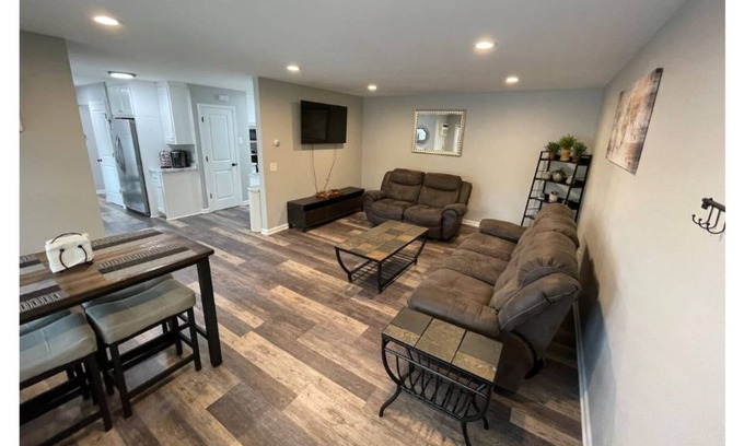 Plymouth House | Walking Distance To Medicine Lake