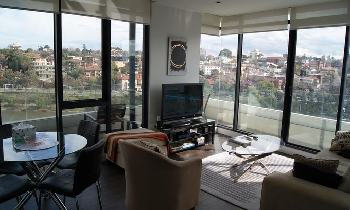 Cremorne Apartment | Walking distance to vibrant Swan Street and city sporting precinct