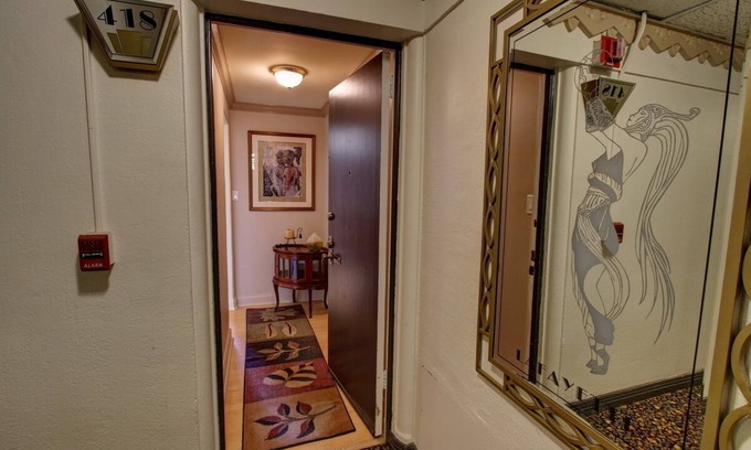 East Village Condo | Walkscore is 98 from this 2 bed/2 bath condo in downtown Long Beach.