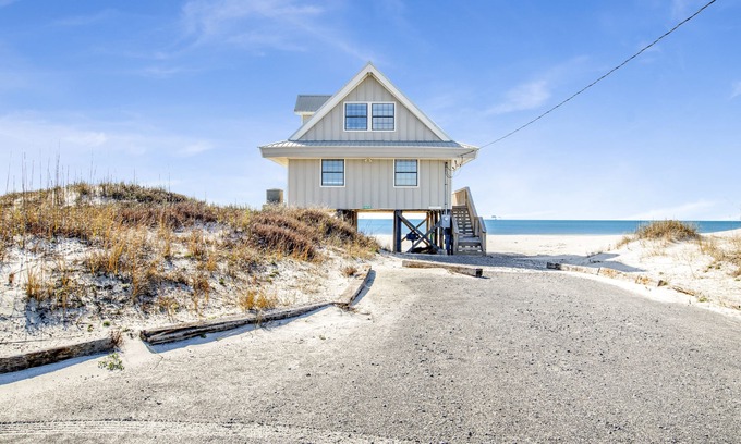 Southpointe House | Wall Street - Beachfront, Shared Pool, Pet Friendly