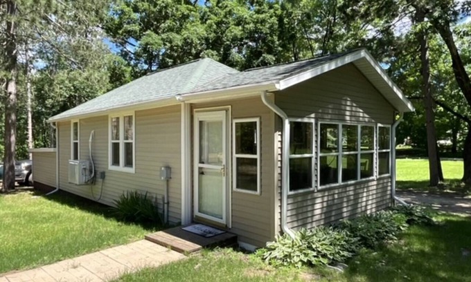 Briggsville Cottage | Walleye Waters Cottage-Pet friendly Cozy Cottages & Cabins 9 miles to Wis Dells!