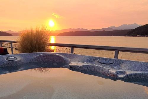 Union House | Walls of Glass Hood Canal Vacation Rental