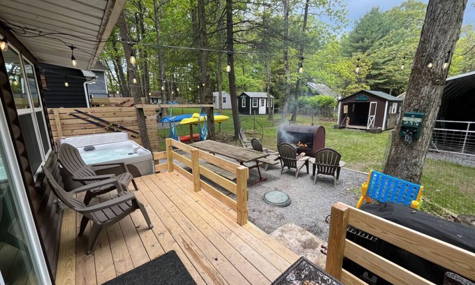 Hawley Cabin | Wally`s Cabin|New|Hot Tub|Kayaks|Firepit|Fireplace