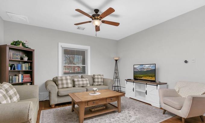 Windsor House | Walnut Cottage - Cozy & Spacious 2bd/1ba Updated Classic 1930s Home