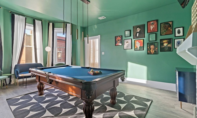 Cincinnati House | Walnut Hills Mansion-sleeps14! TVs in every room!