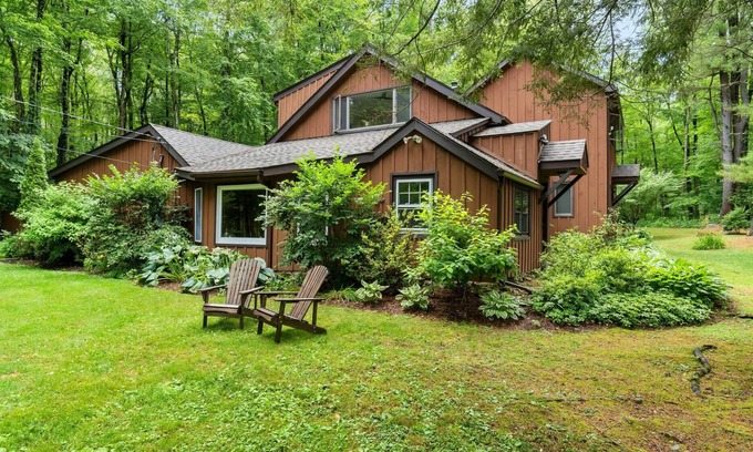 Taconic House | Walt’s Place: Sun-Bathed Modern Cabin in the Woods