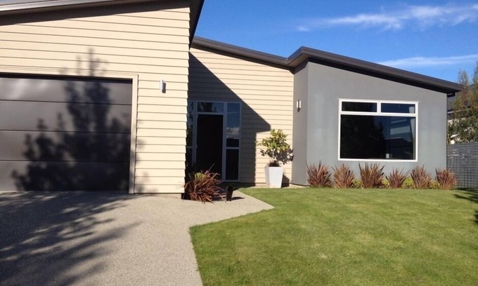 Albert Town House | Wanaka - Albert Town near River, Tracks, Pub