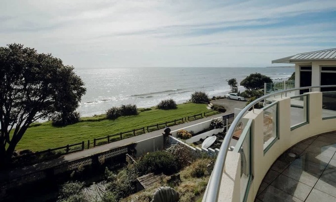 Bell Block House | Wanaka Beachouse - stay next to the sand