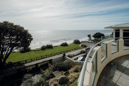 Bell Block House | Wanaka Beachouse - stay next to the sand