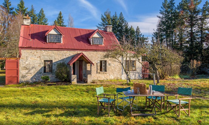 Albert Town Cottage | Wanaka Stone Cottage - Wanaka Holiday Home