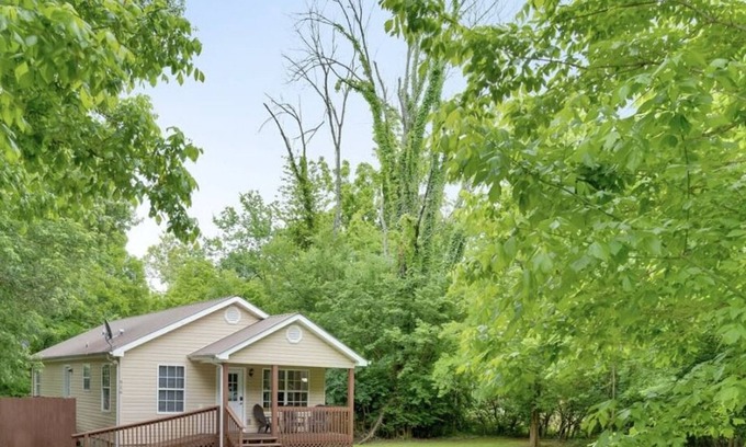Lookout Valley Neighborhood Association House | Wanderers Nest with a hot tub!