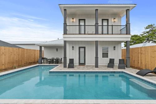Kiska Beach House | Wanderlust by AvantStay Walk to Beach Pool New Construction