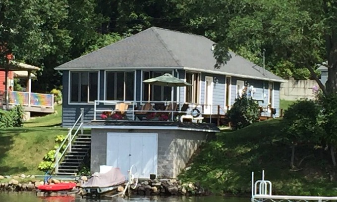 Dundee Cottage | Waneta Lake Rental – Premier Location on the Lake