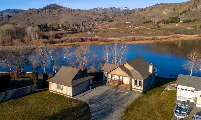 Manson House | Wapato Lake Retreat-Sleeps 6, Waterfront and dock!
