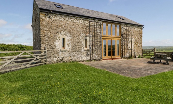 Puncknowle Cottage | WAREHAMS BARN, family friendly, with a garden in Burton Bradstock