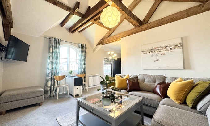 Newland Near Ulverston Apartment | Warehouse Apartment-1 King Bed, Sleeps 2