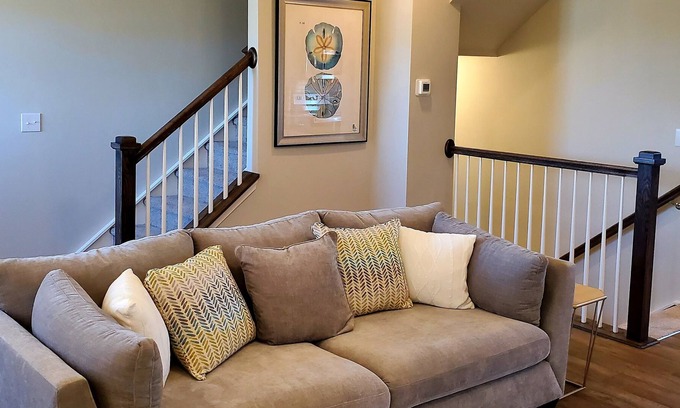 Huntersville House | Warm 3 Bedroom Townhouse