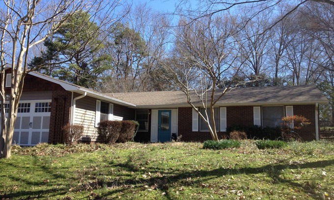Charlotte House | Warm 3 BR Cozy Ranch in Friendly South Charlotte