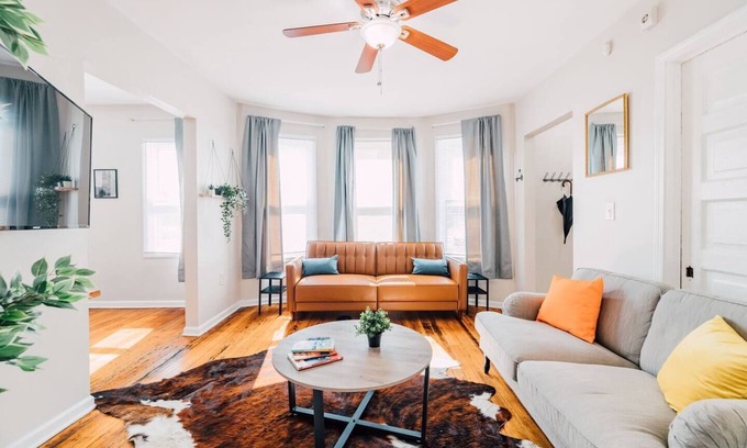 Detroit Apartment | Warm and Cozy 3 Bedroom Flat | Street Parking