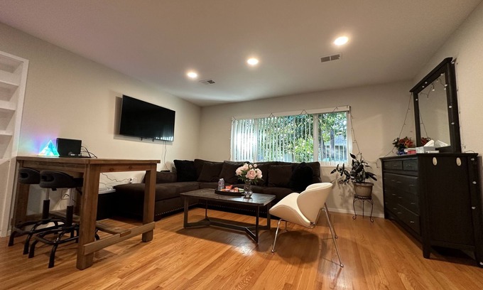 Linfield Oaks Apartment | warm and sweet apartment