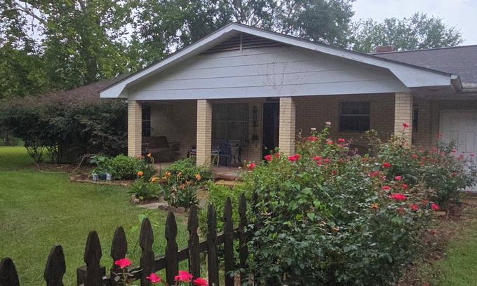 Hattiesburg Other | Warm and welcoming farmhouse, nestled on our 198 year old family fàrm