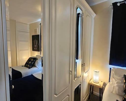 Luton Apartment | Warm Contractor-Friendly Home