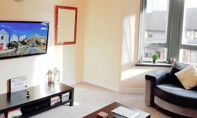Glasgow Apartment | Warm & Cosy Family Home With Free Parking!