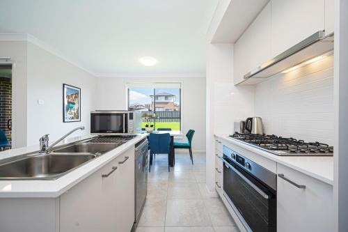Leppington Apartment | Warm cozy 5Br house near train station & Coles