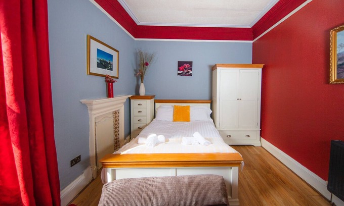 Gifford Apartment | Warm, cozy & relaxed apartment by Holyrood Palace