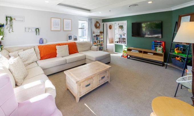 Avonhead House | Warm Family Home near CHCH Airport with Parking
