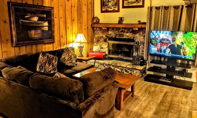 Big Bear Lake House | Warm & Inviting Townhouse at Snow Summit Base!