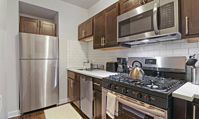 Rogers Park Apartment | Warm & Lovely 2BR Apt close to Dining & Shops