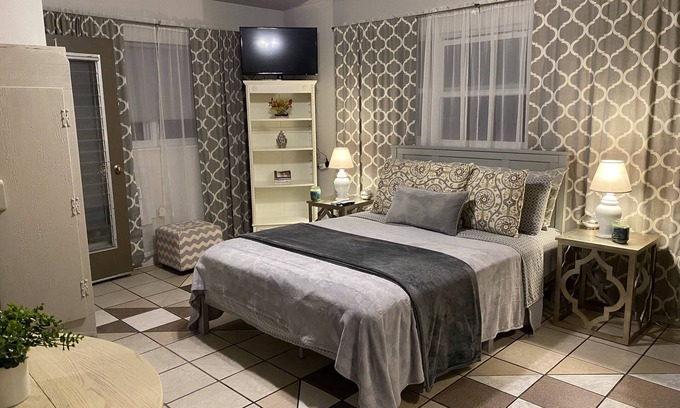 Warm Mineral Springs Apartment | WARM MINERAL SPRINGS MODERN WATERFRONT STUDIO