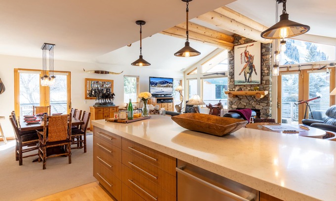 Warm Springs House | Warm Springs Ski Way Home | Pool, Pickleball, and More!