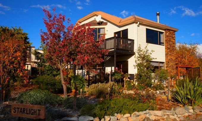 Lake Tekapo Cottage | Warm with fireplace, English country style, nice garden, Starlight De Heaven!