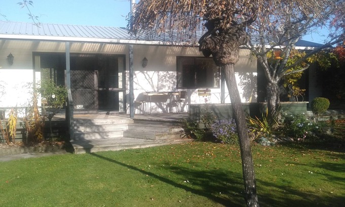 Warrington House | Warrington, Blueskin Bay, close to Dunedin, cosy home close to the beach and bay