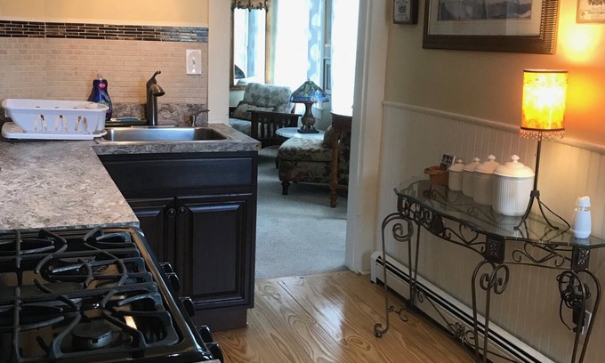 Warwick House | Warwick Village Deli House Up, Fabulous 2nd Floor private apartment