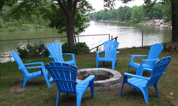 Wasaga Beach Cottage | Wasaga Beach cottage on the river